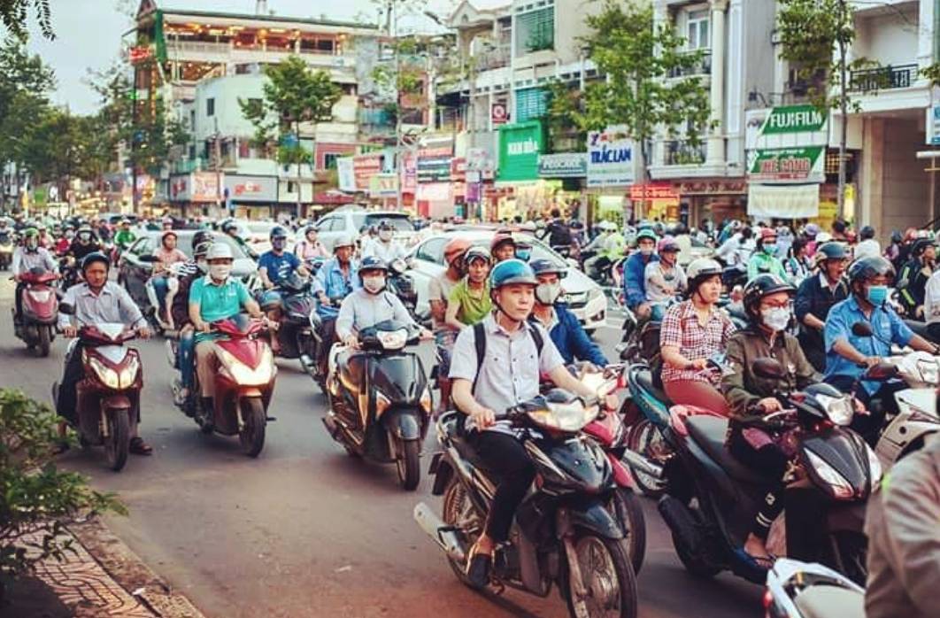 Navigating Traffic Chaos Is A Vietnamese Necessity - Guidebook Vietnam ...